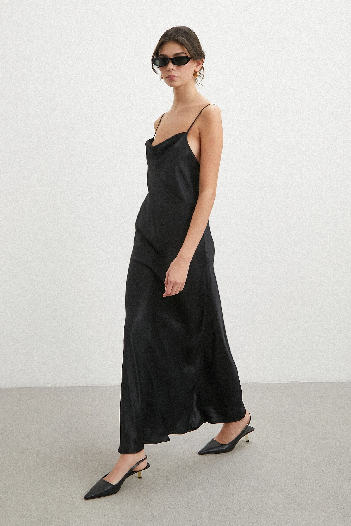 İnce Askılı Sırt Detaylı Saten Elbise