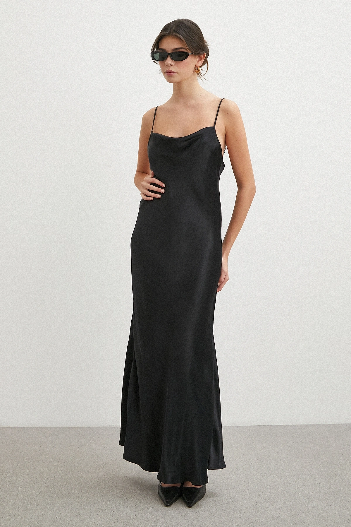 İnce Askılı Sırt Detaylı Saten Elbise