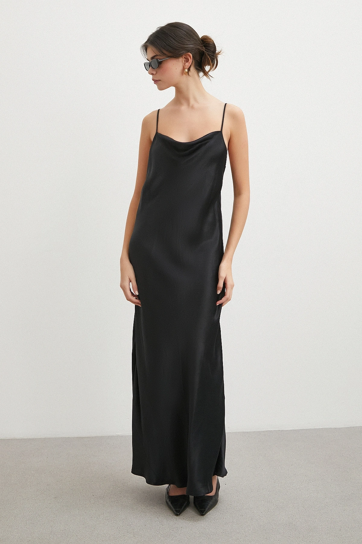 İnce Askılı Sırt Detaylı Saten Elbise