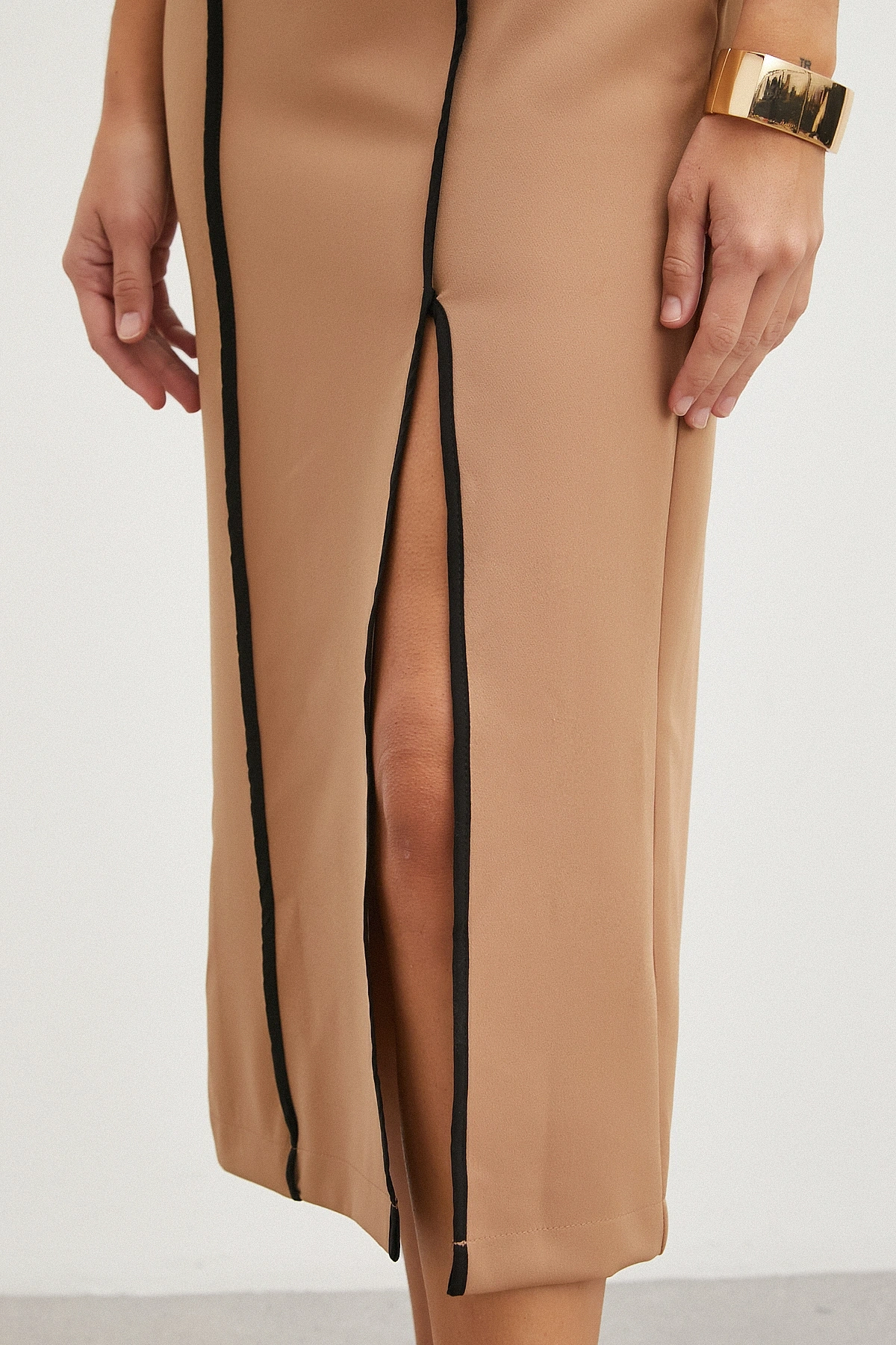 Şeritli Yırtmaç Detaylı Slip Dress