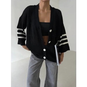 Büyük düğmeli salaş triko hırka siyahbeyaz