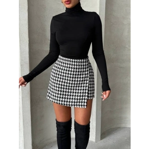 İki düğmeli kaz ayağı desen ch kumaş şort etek siyahbeyaz h26414