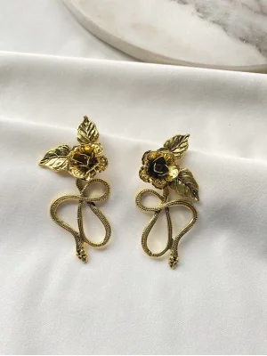 Güllü ve Yıllanlı Tasarım Küpe