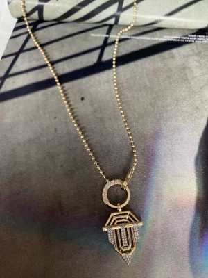 Marka uçlamalı Zirkon Taşlı Halka Detaylı Kolye