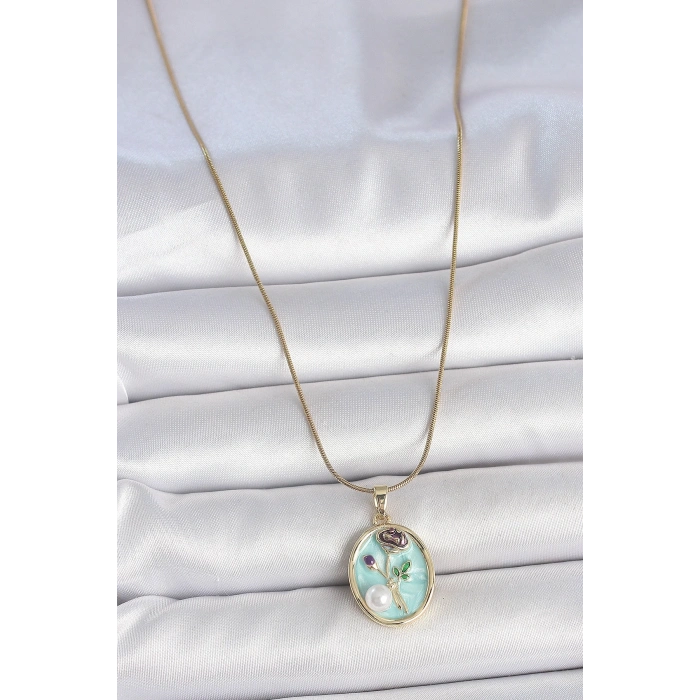 BFS 316L Çelik Gold Renk Zincir Mavi Çiçek İşlemeli İnci Detay Portre Model Kadın Kolye