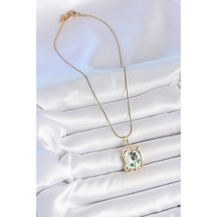 BFS 316L Çelik Gold Renk Zincir Mavi Mineli Çiçek İşlemeli İnci Detay Portre Model Kadın Kolye