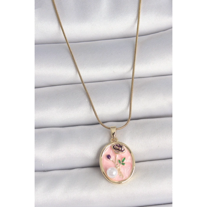 BFS 316L Çelik Gold Renk Zincir Pembe Çiçek İşlemeli İnci Detay Portre Model Kadın Kolye