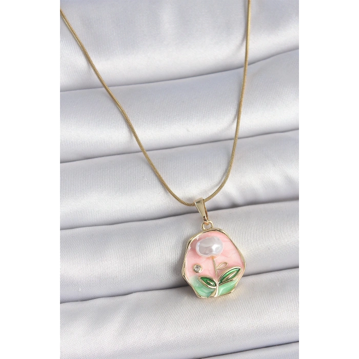 BFS 316L Çelik Gold Renk Zincir Pembe Çiçek İşlemeli İnci Detay Portre Model Kadın Kolye