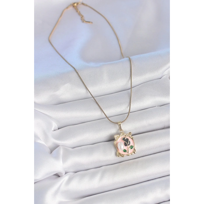 BFS 316L Çelik Gold Renk Zincir Pembe Mineli Çiçek İşlemli İnci Detay Portre Model Kadın Kolye