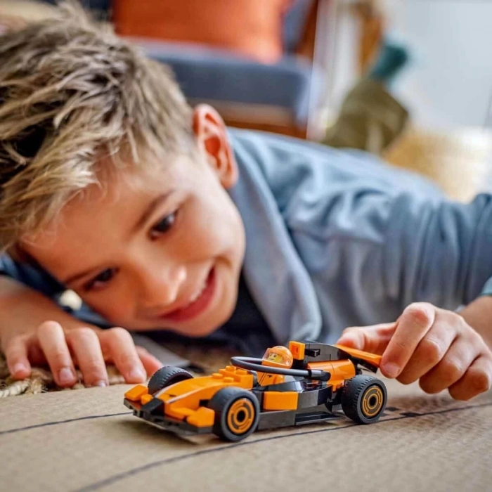 BFS   LEGO City McLaren Yarış Arabalı F1 Sürücüsü 60442