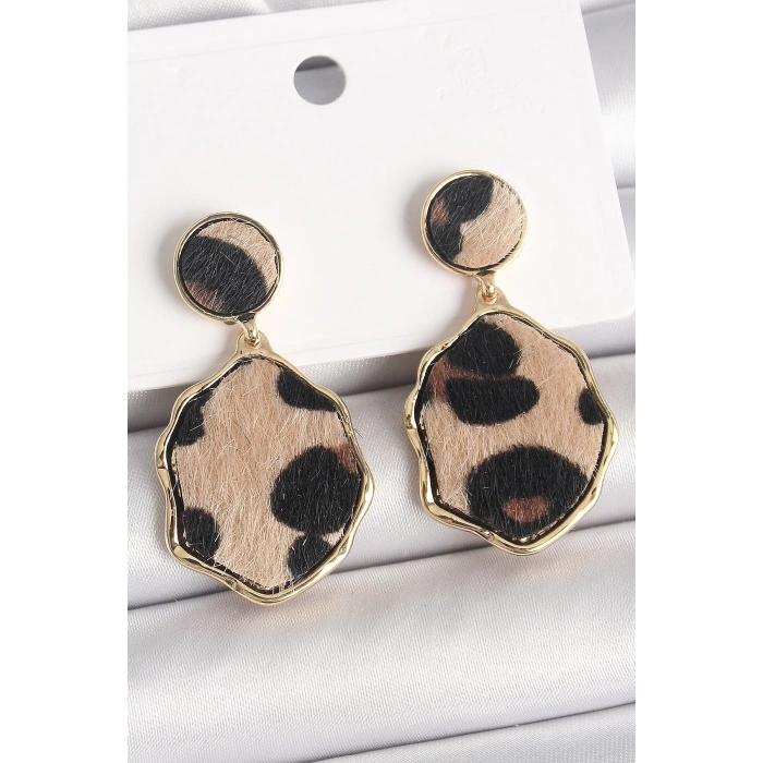BFS Pirinç Gold Renk Sallantı Leopar Desen Plaka Model Kadın Küpe