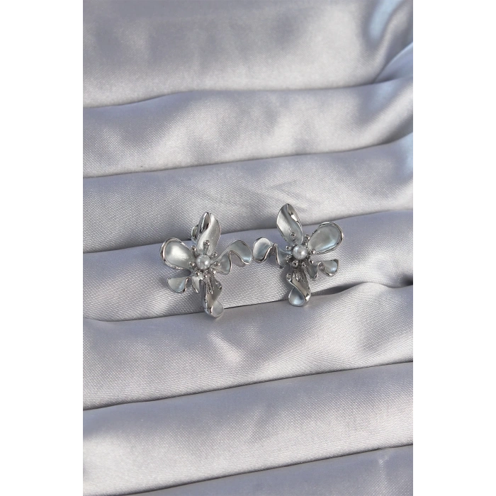 BFS Pirinç Gümüş Renk İnci Detay Çiçek Tasarımlı Küpe