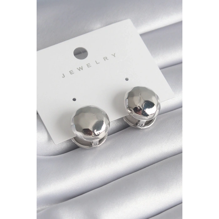 BFS Pirinç Gümüş Renk İşleme Detay Top Model Kadın Küpe