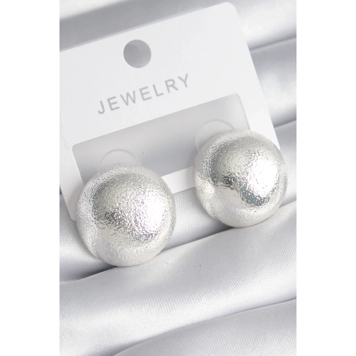 BFS Pirinç Gümüş Renk İşleme Detay Top Model Kadın Küpe