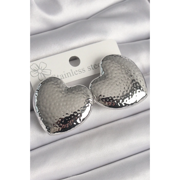 BFS Pirinç Gümüş Renk İşleme Detaylı Kalp Model Kadın Küpe