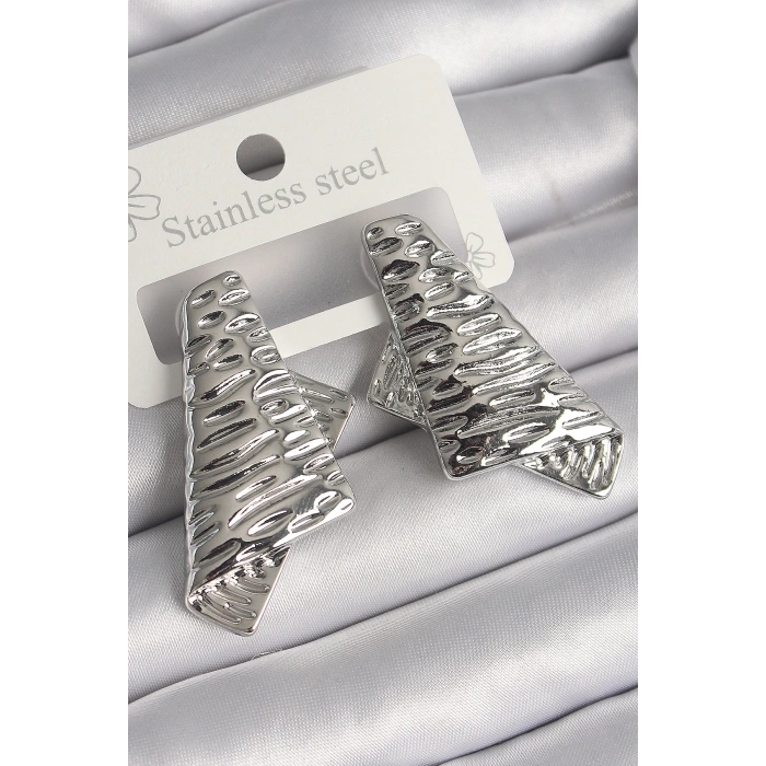 BFS Pirinç Gümüş Renk İşleme Detaylı Katlanmış Kare Plaka Model Kadın Küpe