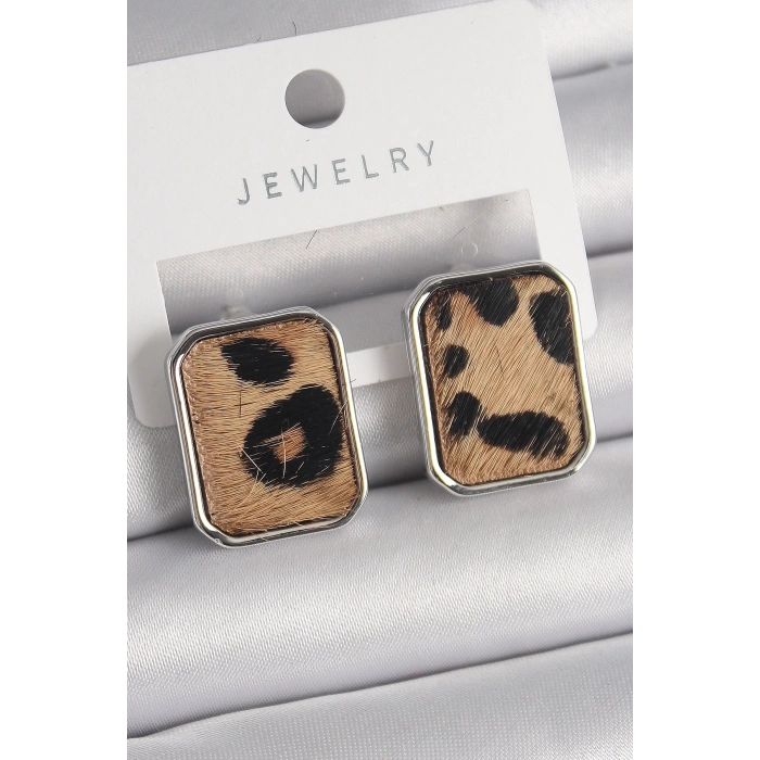 BFS Pirinç Gümüş Renk Leopar Desenli Kare Model Kadın Küpe