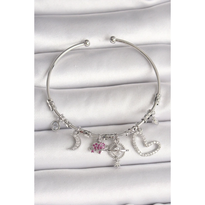 BFS Pirinç Gümüş Renk Sallantı Zirkon Taşlı Gezegen Figür Kalp Detay Charm Kadın Bileklik