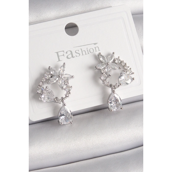 BFS Pirinç Gümüş Renk Zirkon Taşlı Çiçek Model Sallantı Damla Detay Kadın Küpe