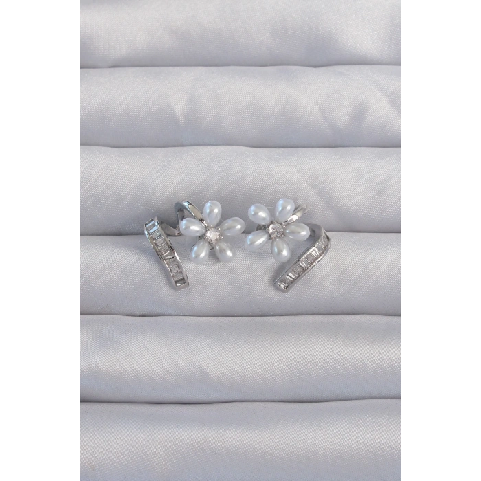 BFS Pirinç Gümüş Renk Zirkon Taşlı Kıvrımlı İnci Çiçek Küpe