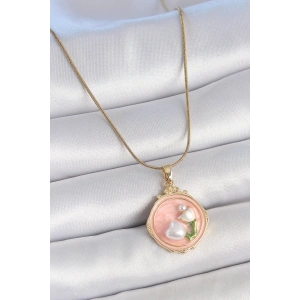 BFS 316L Çelik Gold Renk Zincir Pembe Mineli İncili Çiçek İşlemeli Portre Model Kadın Kolye
