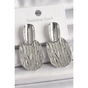 BFS Pirinç Gümüş Renk İşlemeli Kare Plaka Model Kadın Küpe