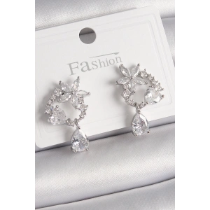 BFS Pirinç Gümüş Renk Zirkon Taşlı Çiçek Model Sallantı Damla Detay Kadın Küpe