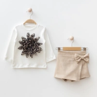 Çiçek Aksesuarlı Süet Şort Etekli Kız Çocuk Takım