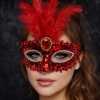 Lüks Kırmızı Tüylü Taşlı Balo Maskesi