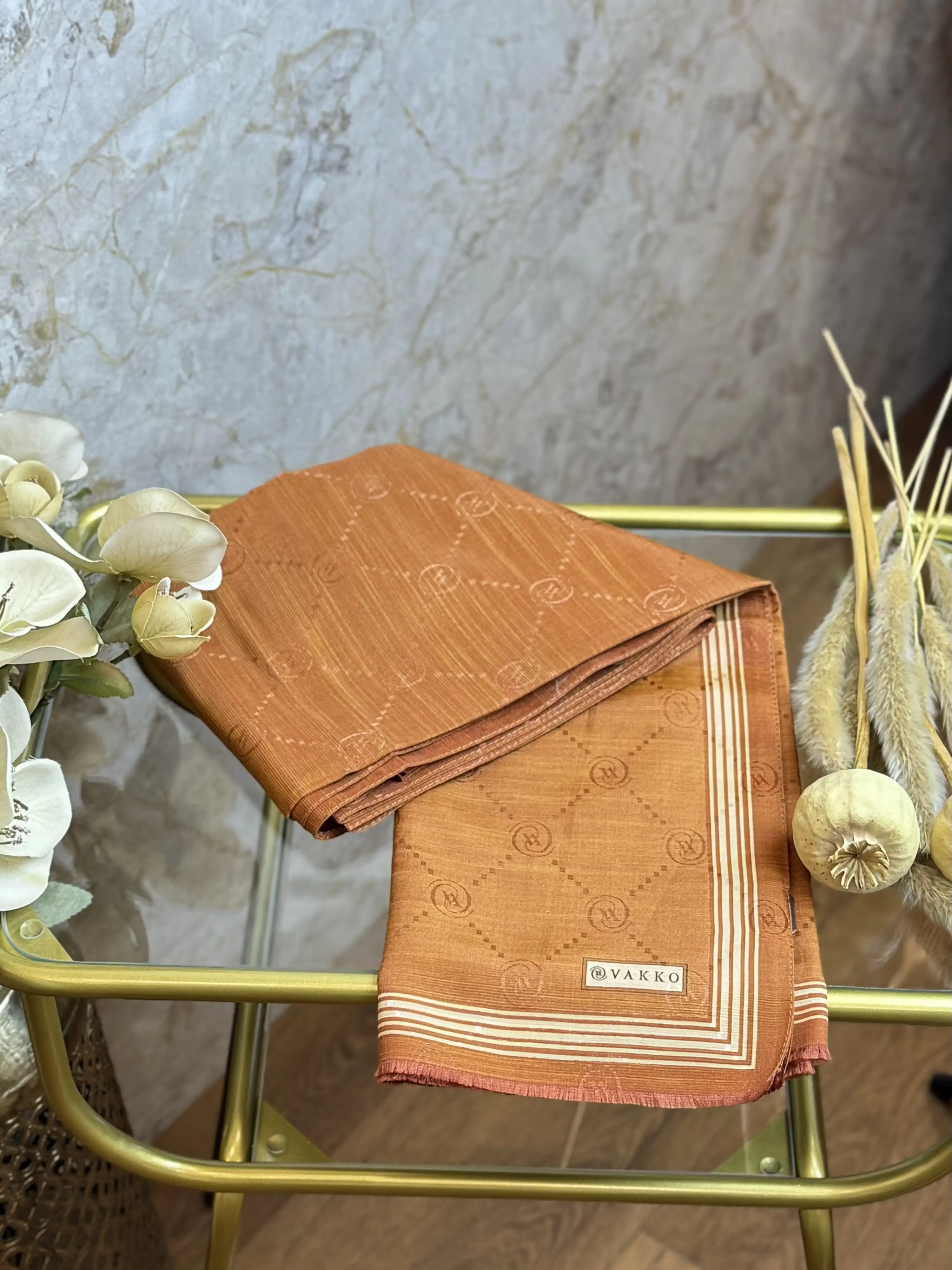 VAKKO Tarçın Renk Monogram Pamuk İpek Bordürlü Şal