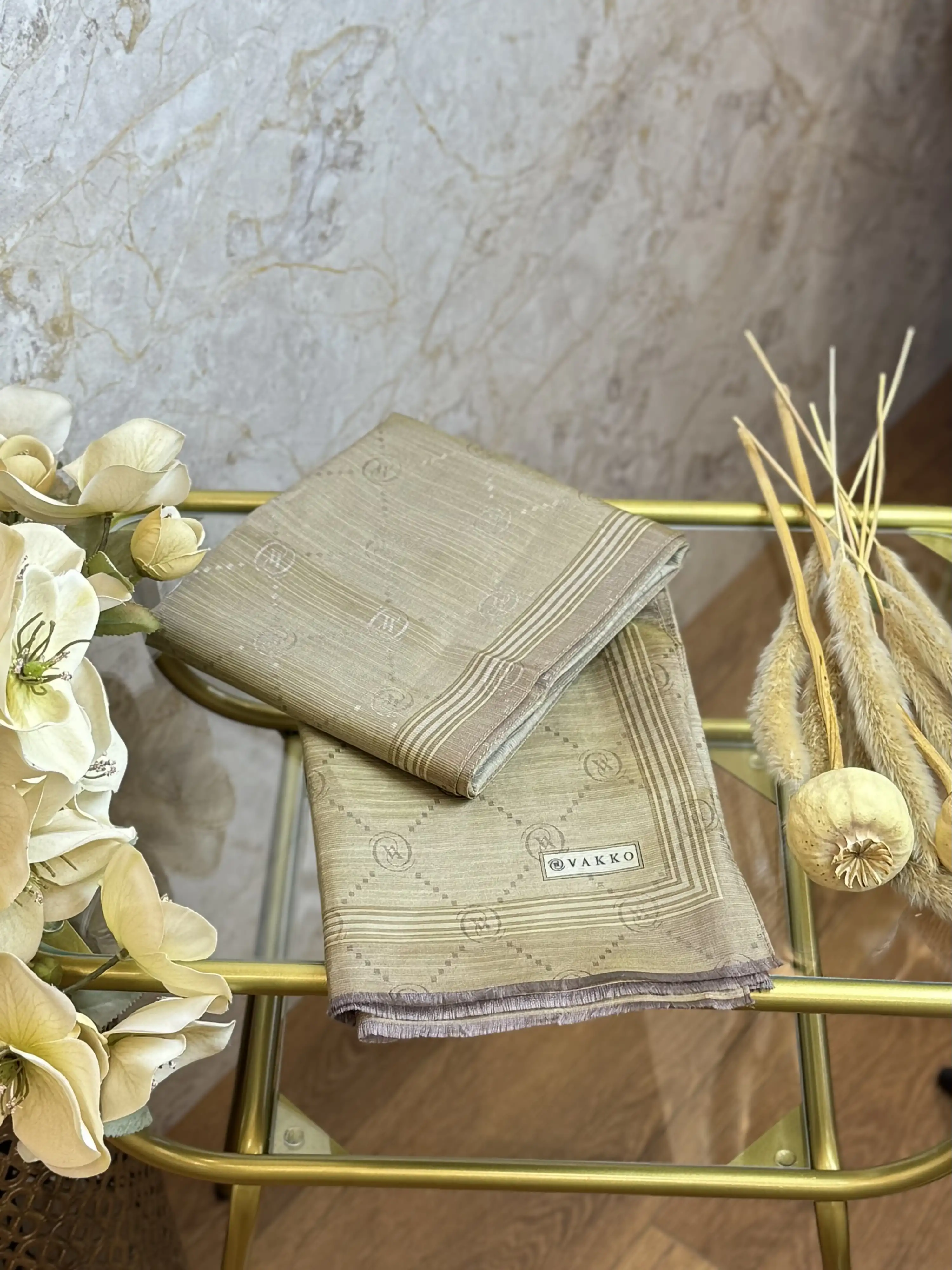 VAKKO Kum Beji Renk Monogram Pamuk İpek Bordürlü Şal