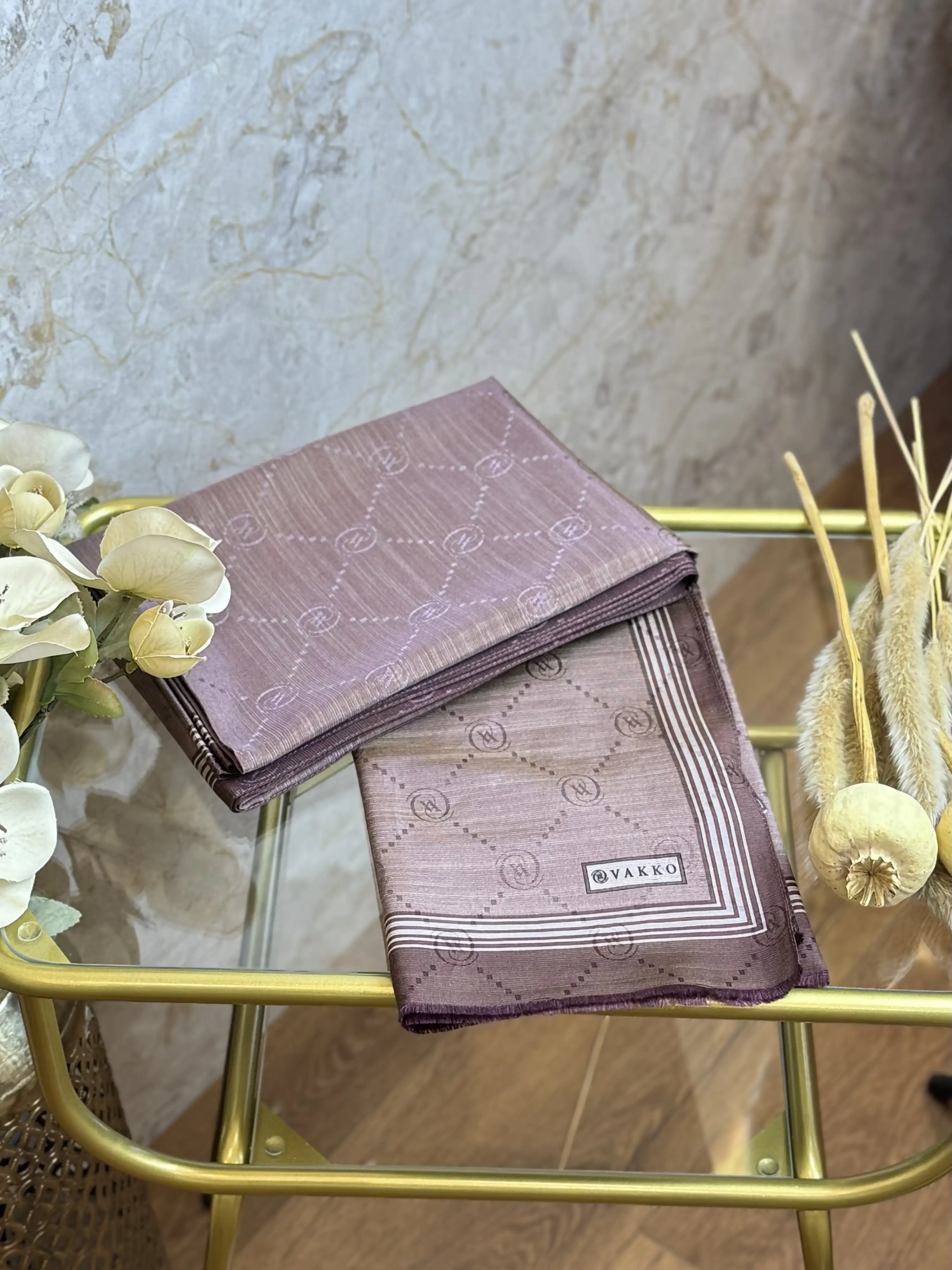 VAKKO Sütlü Kahve Renk Monogram Pamuk İpek Bordürlü Şal