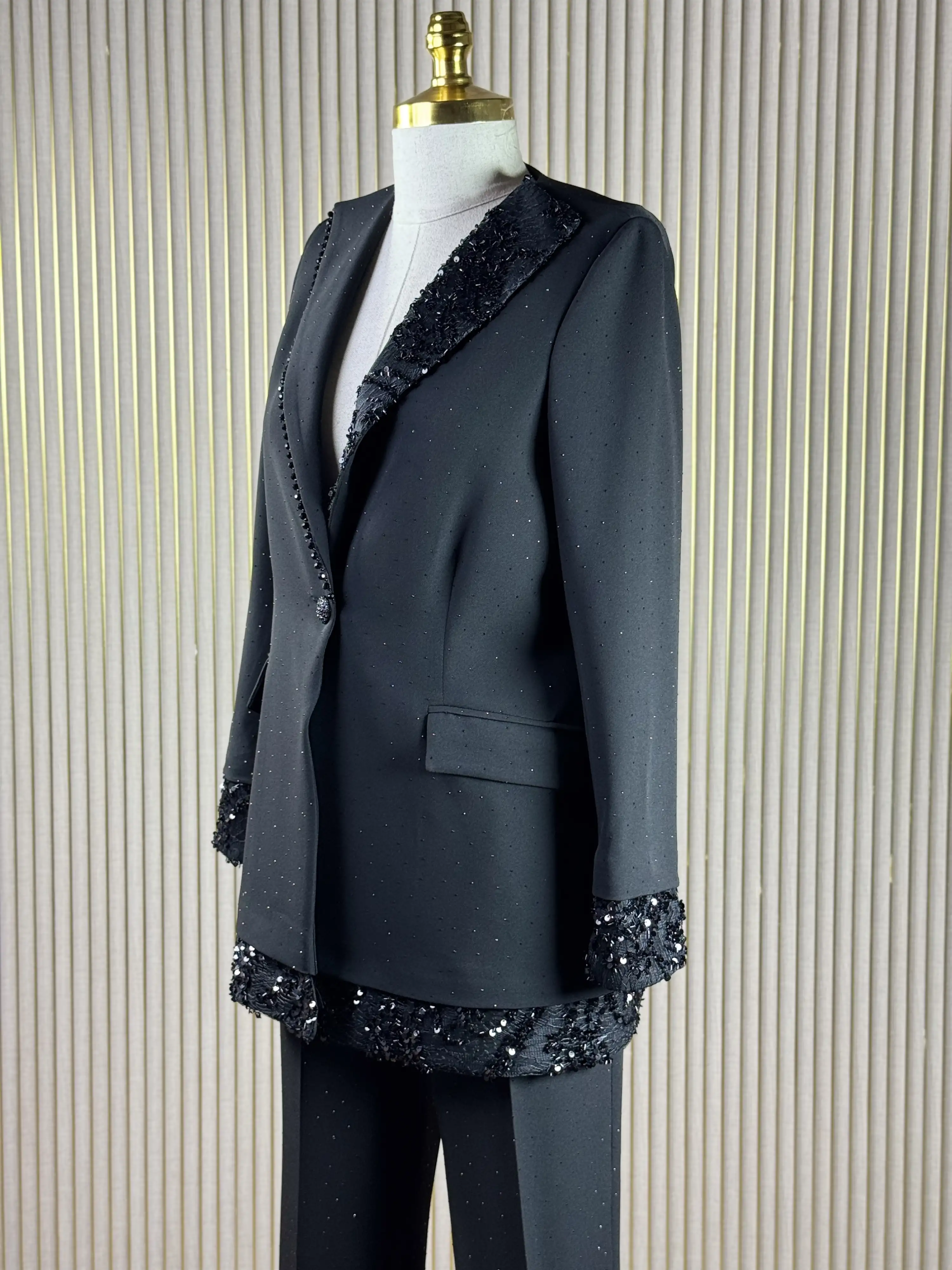 MY312 Siyah Renk Taşlı Yaka Detaylı Takım