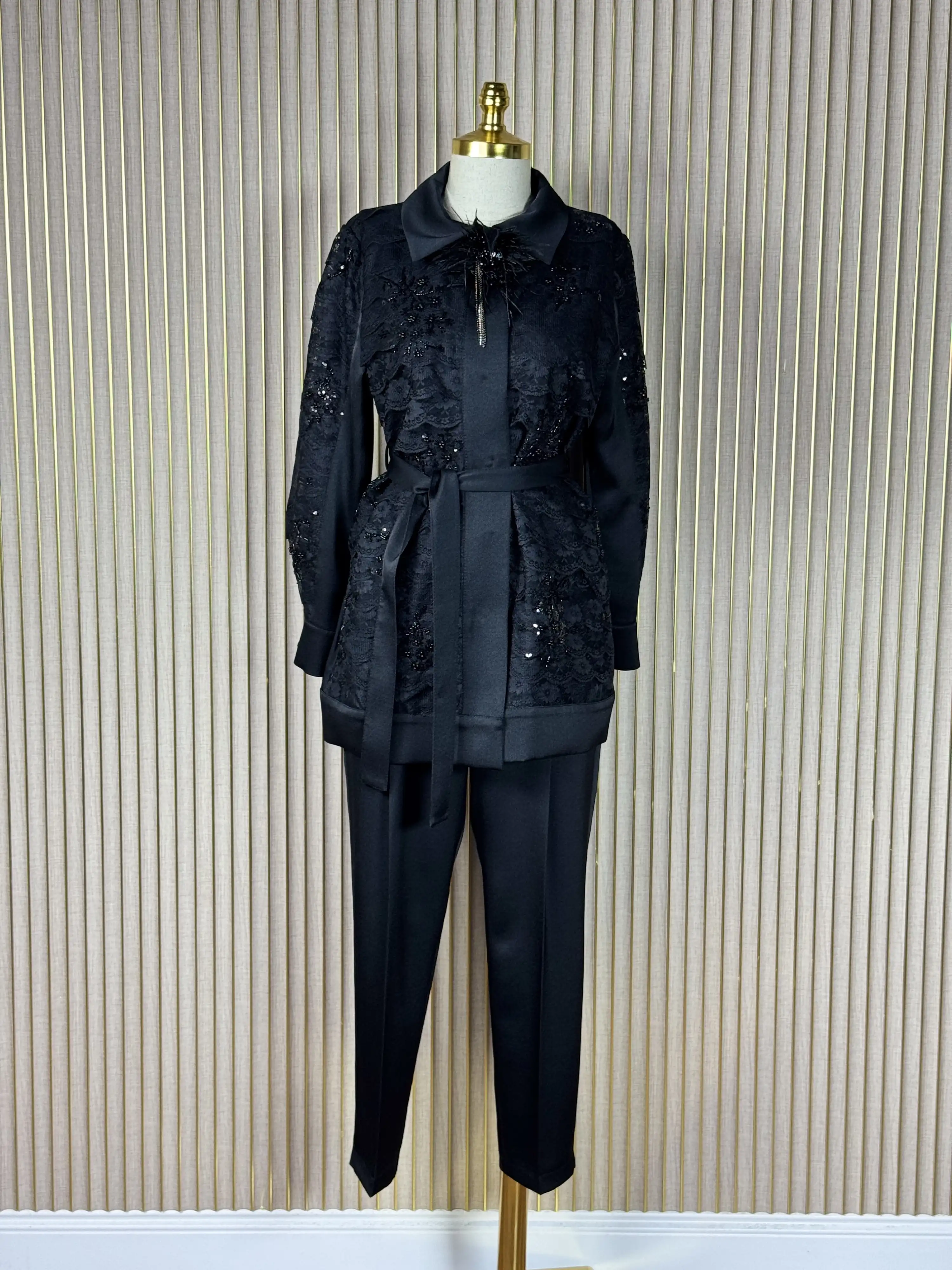 MY312 Siyah Renk Dantelli Broşlu Takım