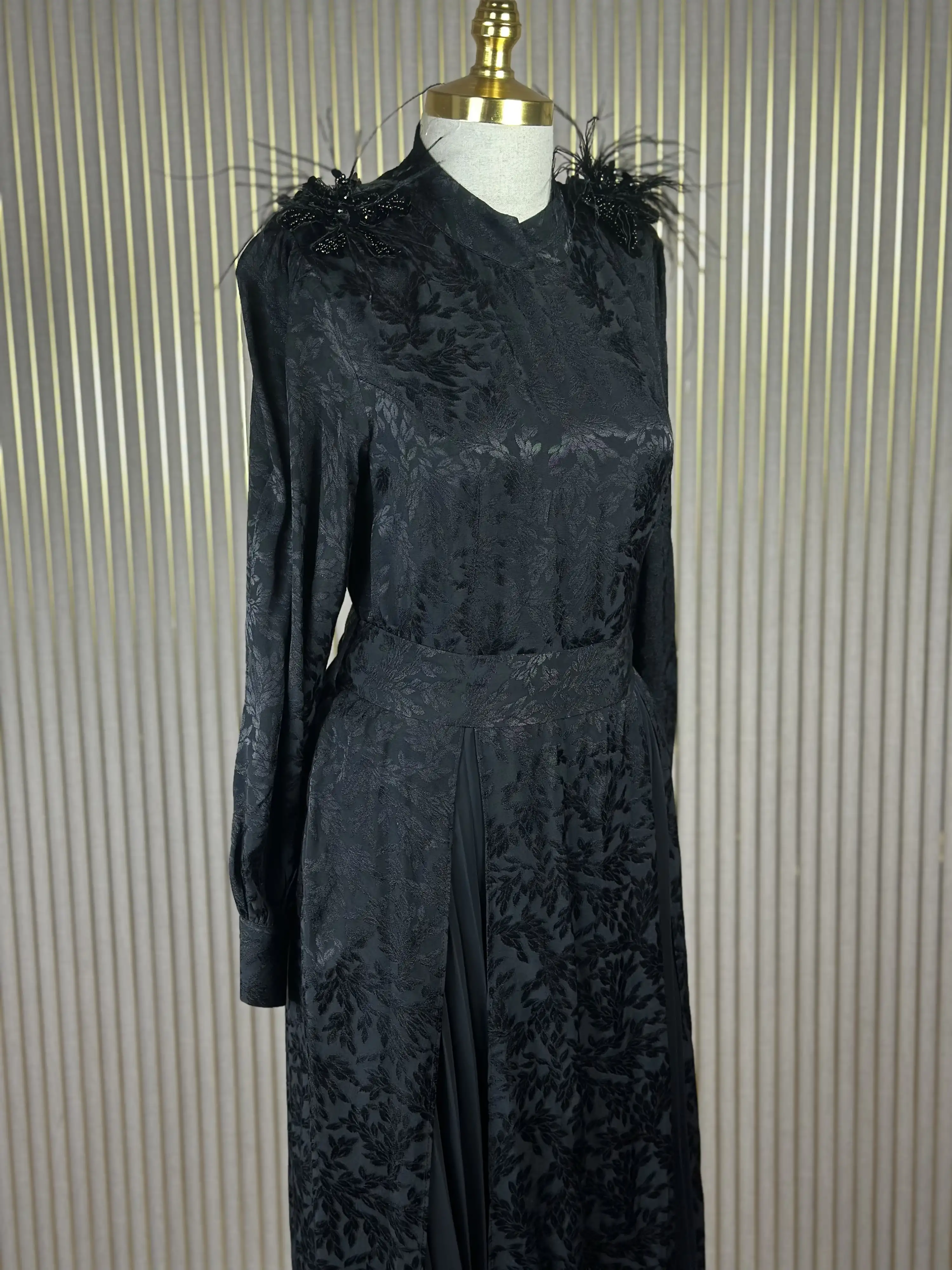 NUSS Siyah Renk Önü Piliseli Broşlu Elbise