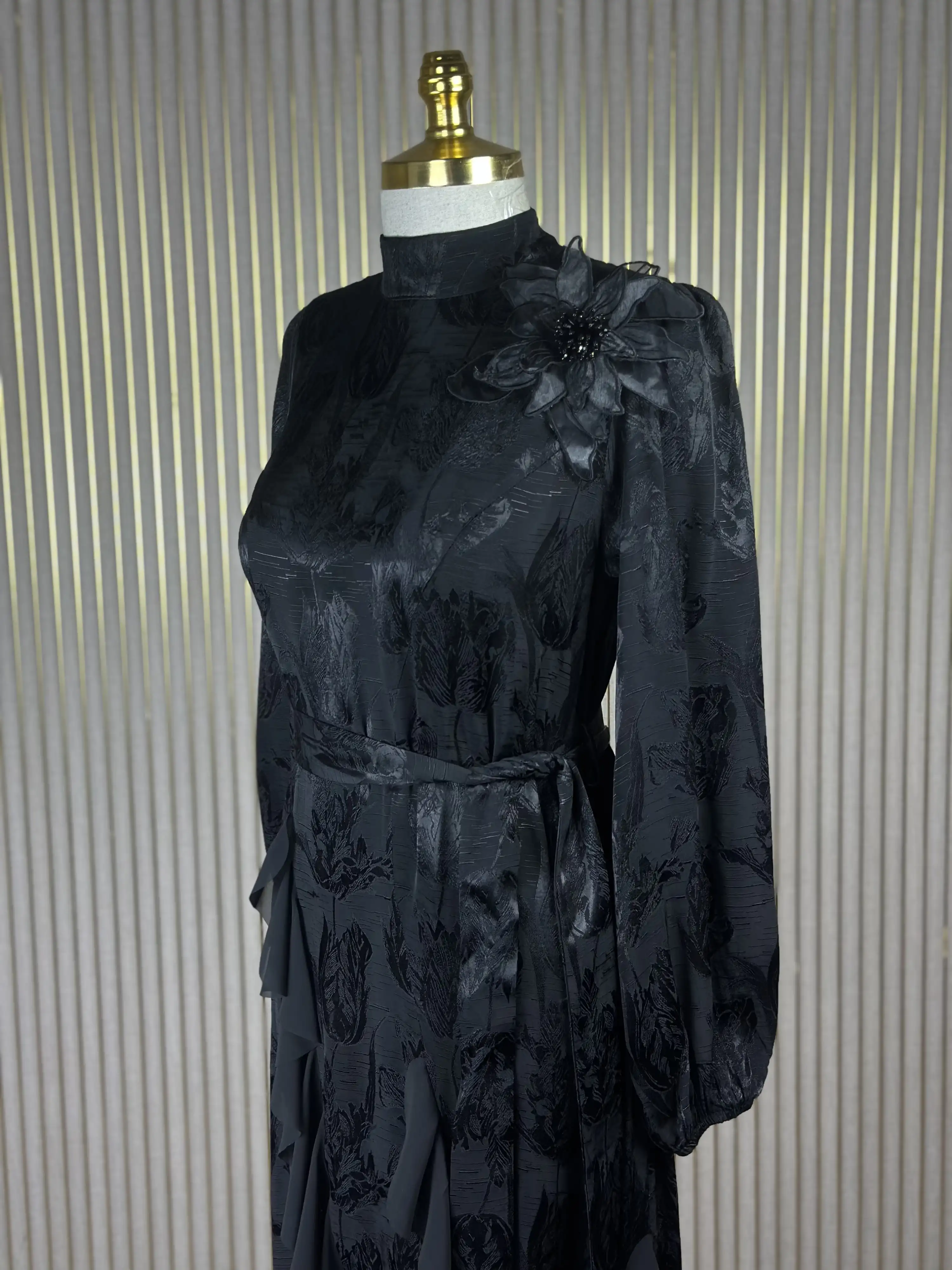 MY312 Siyah Renk Broş Detaylı Jakar Elbise