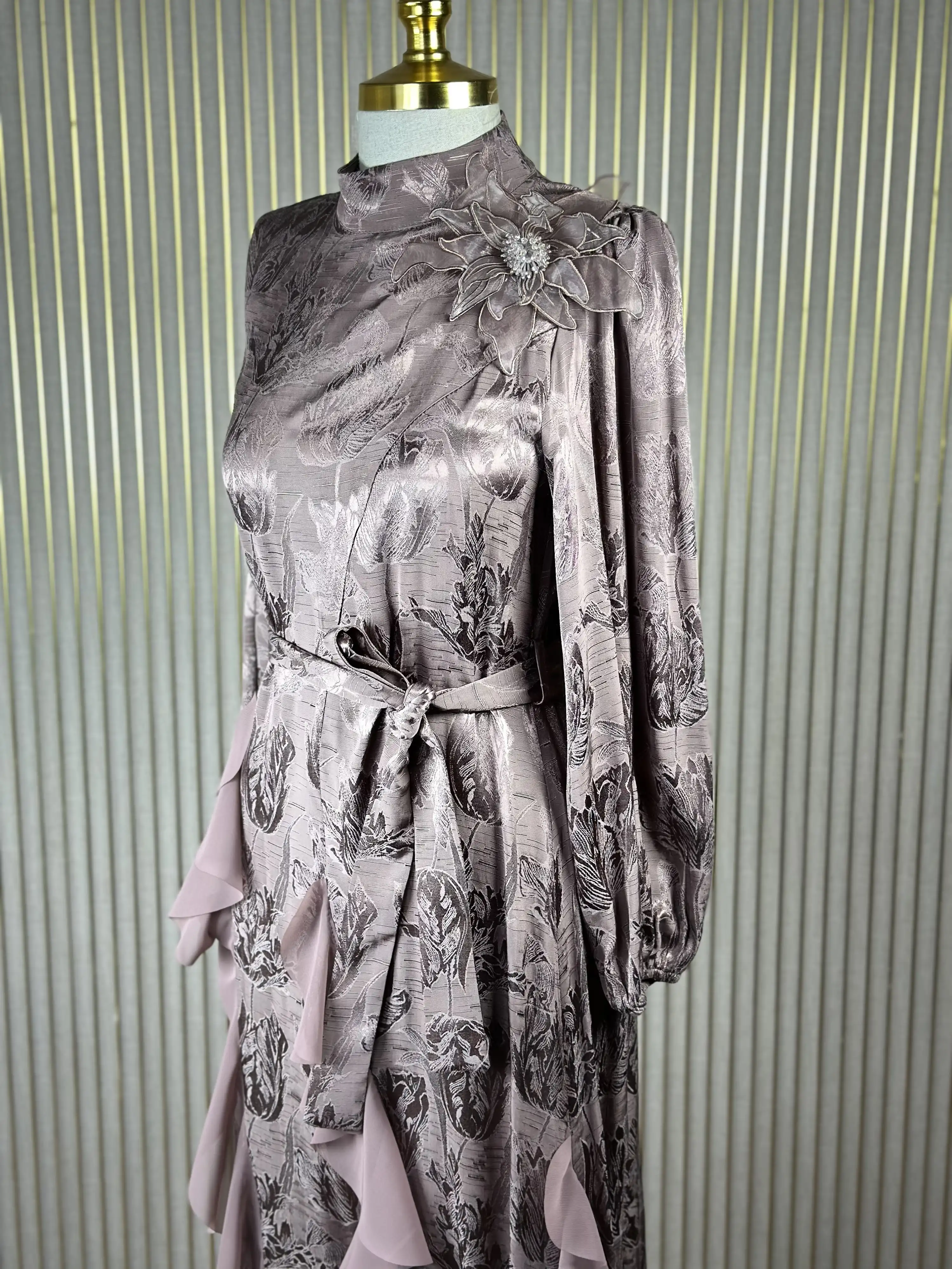 MY312 Vizon Renk Broş Detaylı Jakarlı Elbise