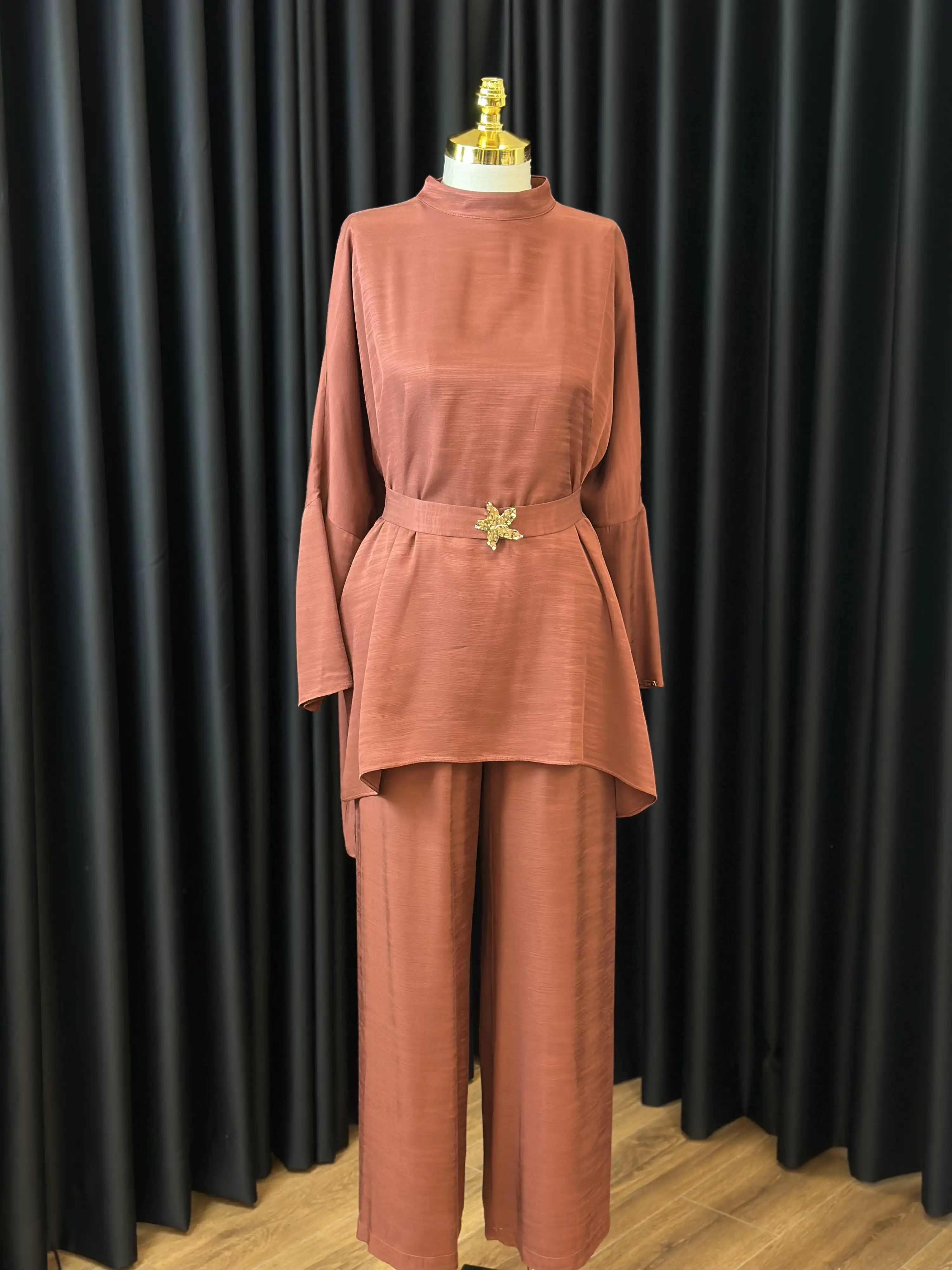 MY312 Kızıl Kahve Renk Broş Detaylı Takım