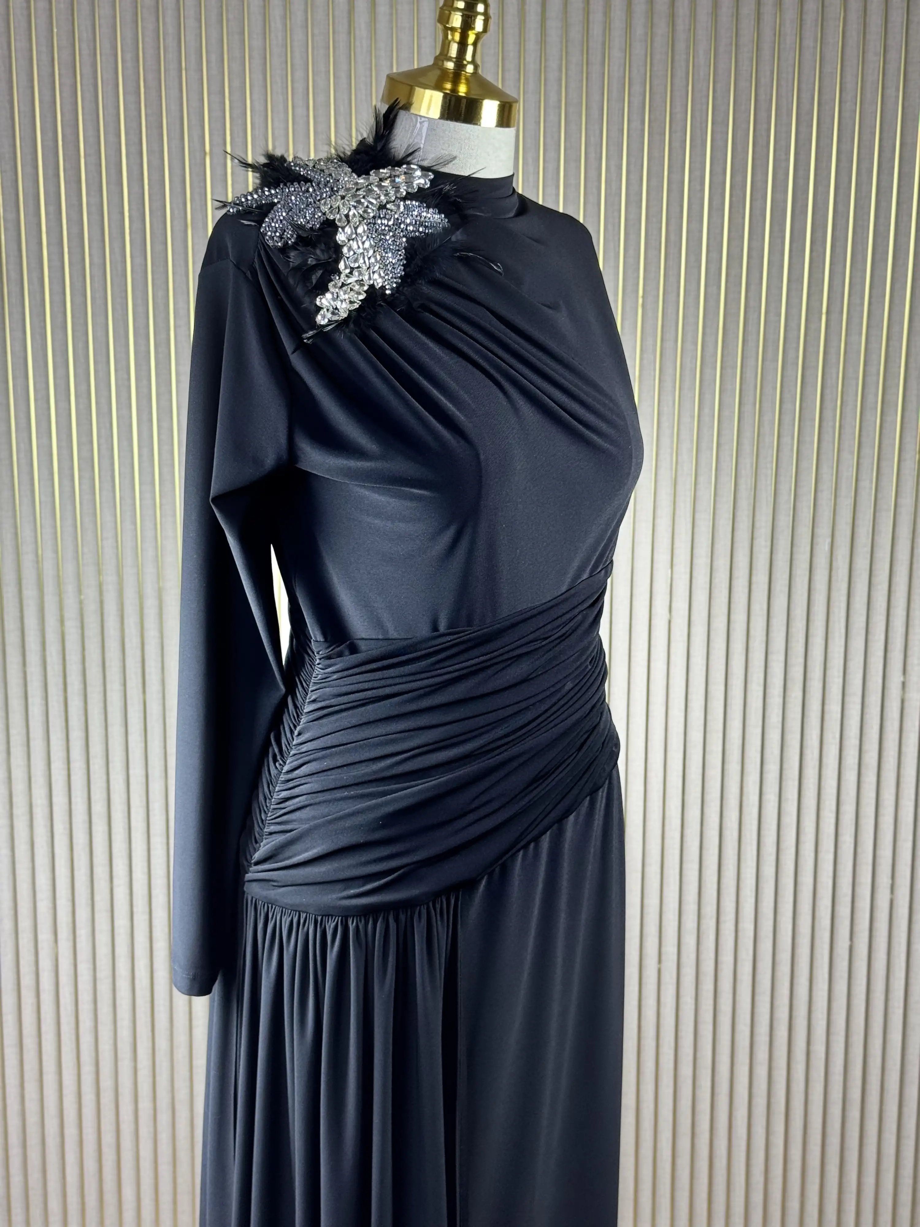 MY312 Siyah Renk Omzu Taşlı Elbise