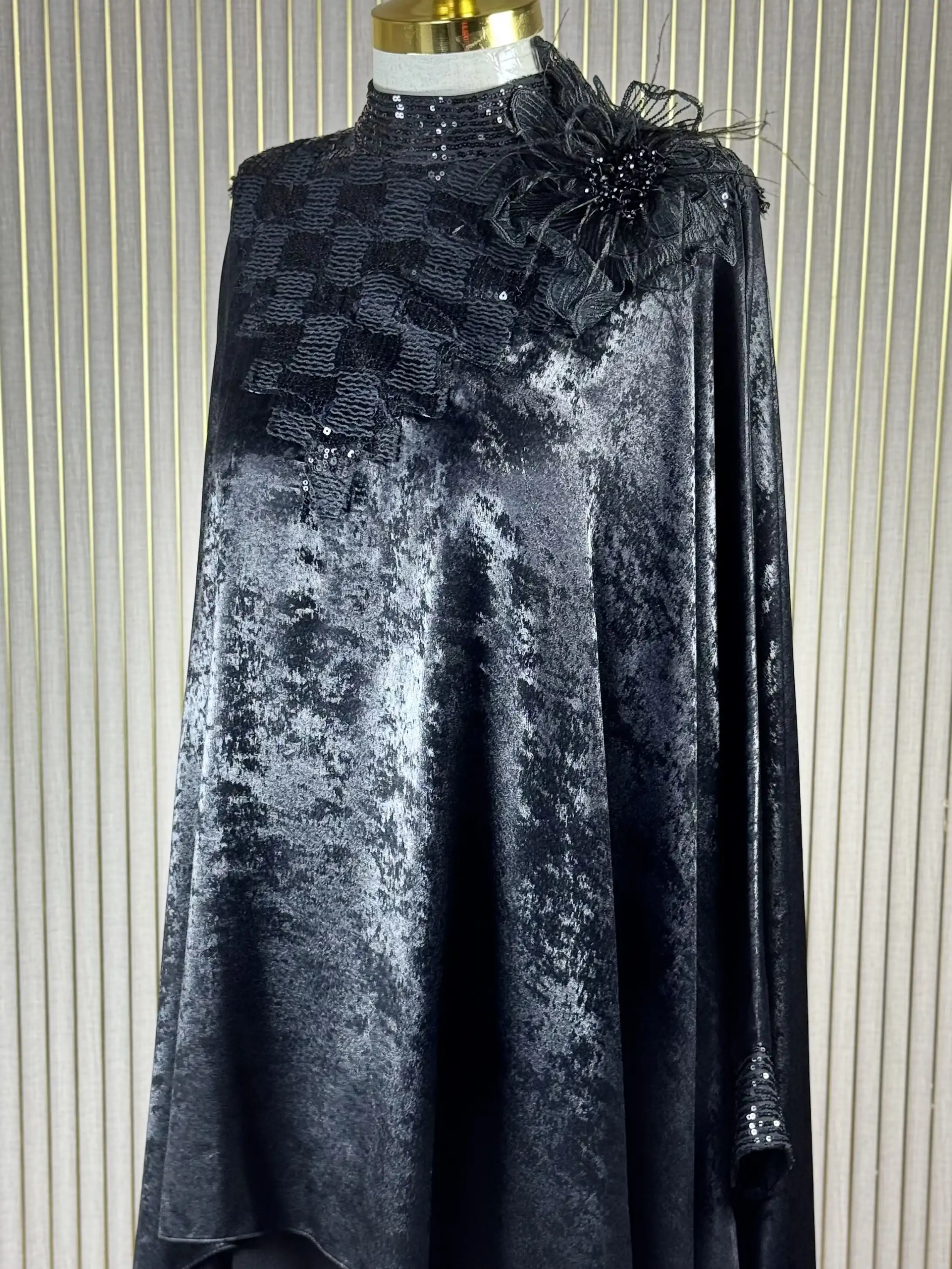 MY312 Siyah Renk Önü Payetli Pelerinli Takım