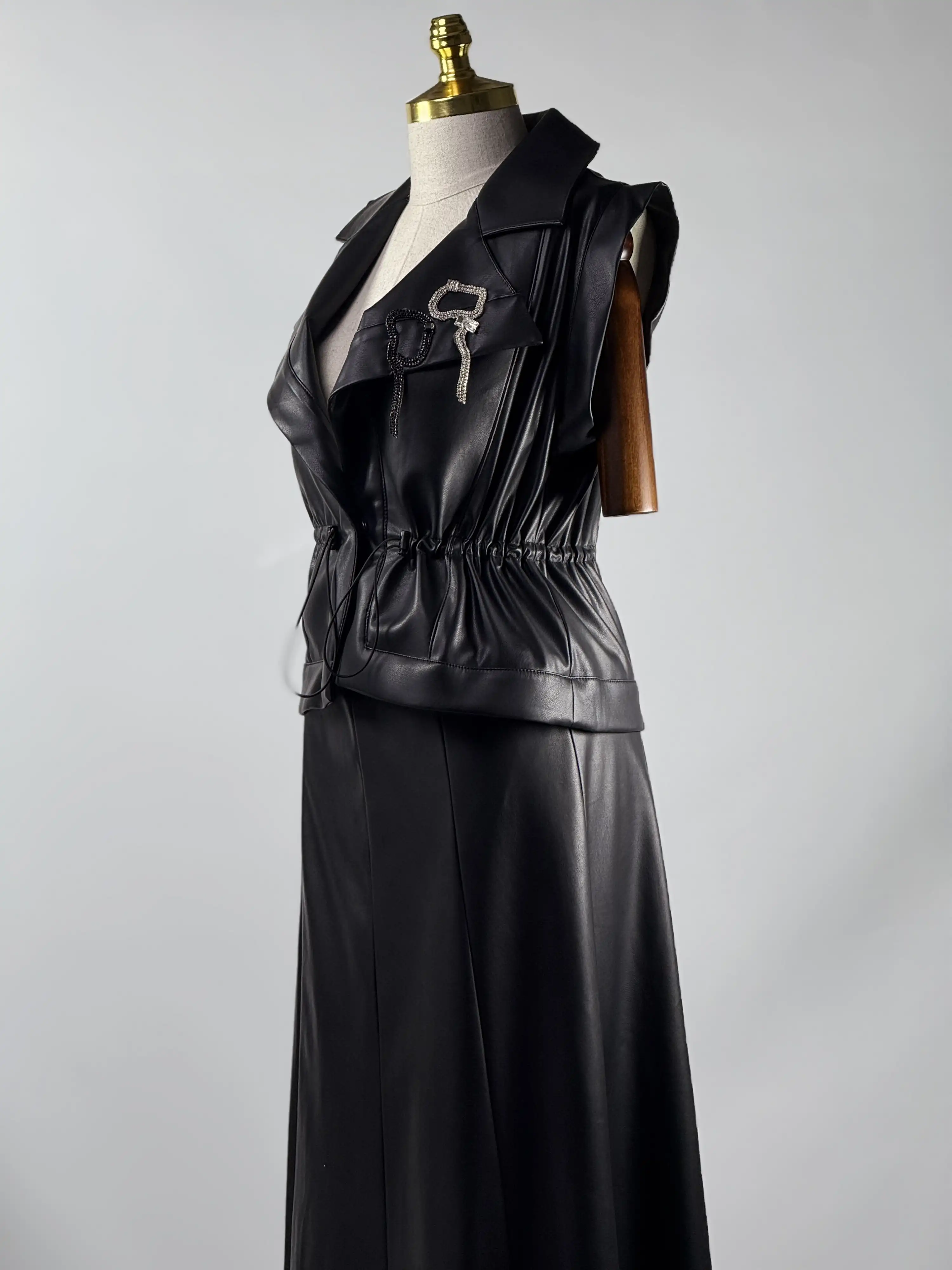 MY312 Siyah Renk Yakası Aksesuarlı Deri Takım