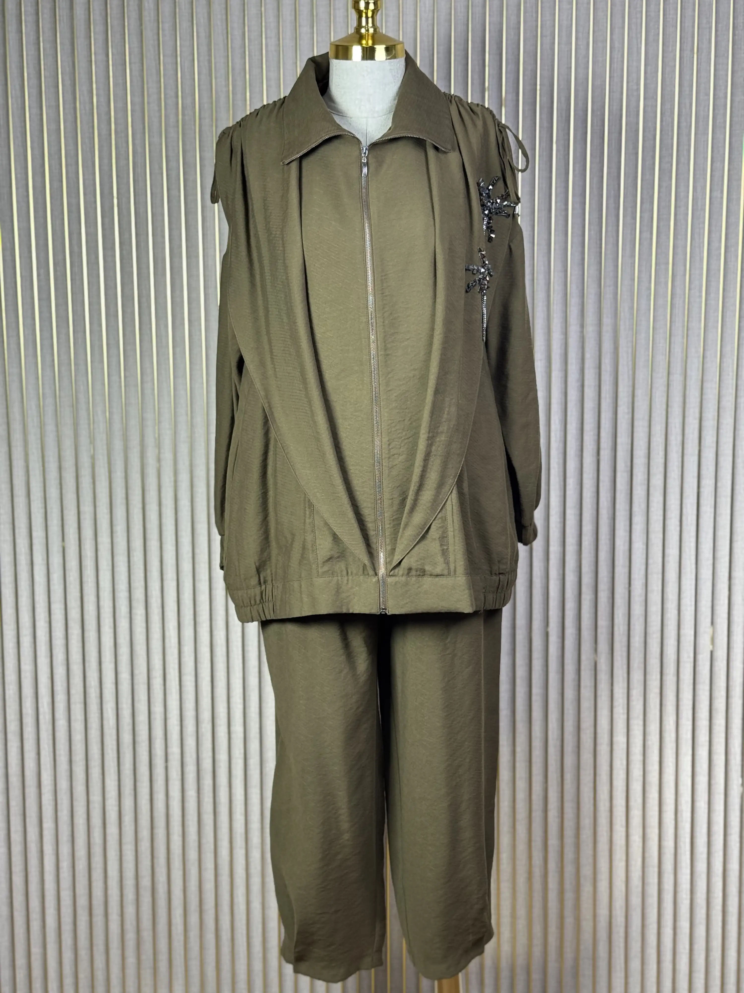 MY312 Kahve Renk Yakası Taşlı Takım