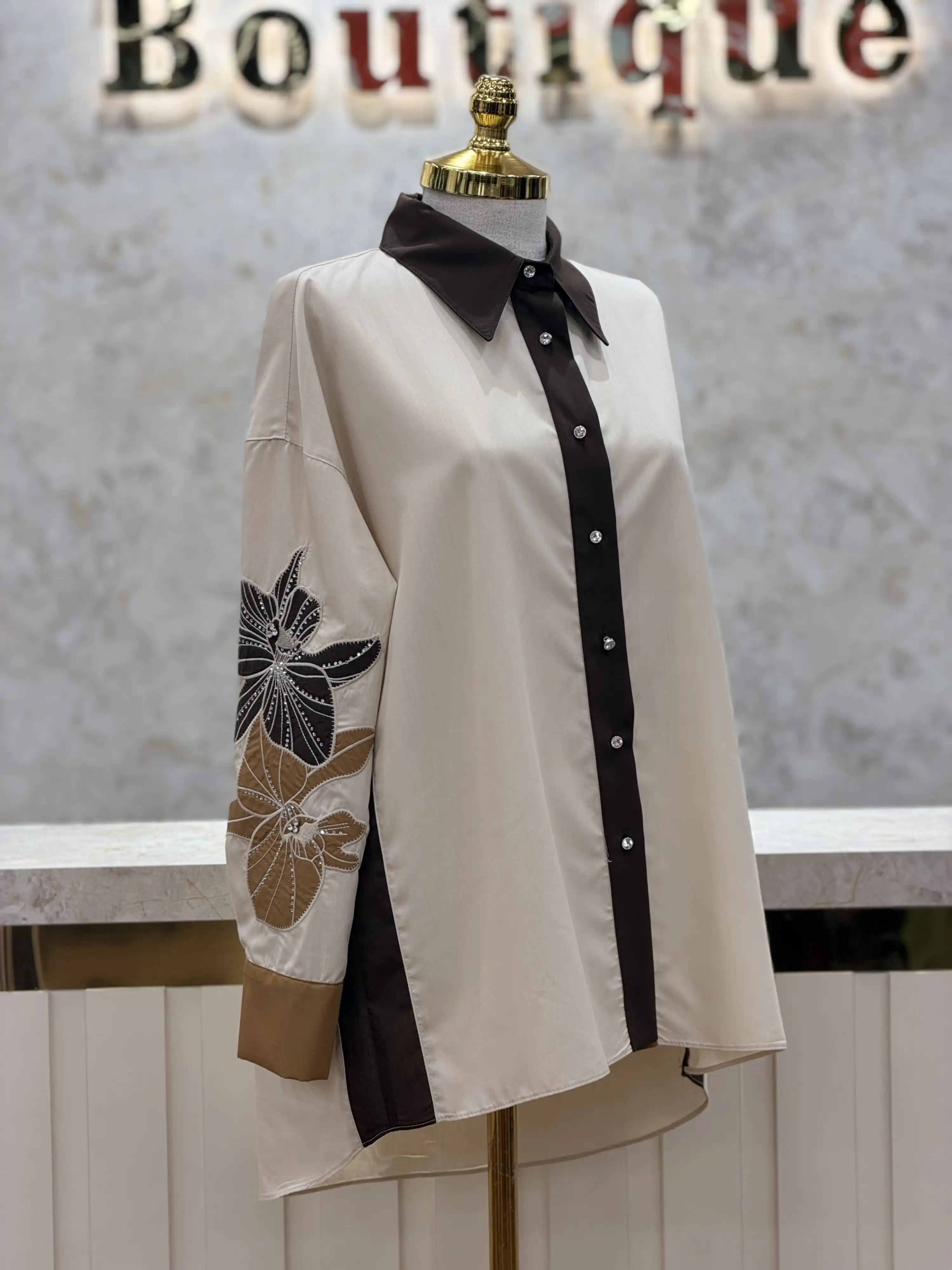 MY312 Bej Renk Kolları Nakışlı Taşlı Gömlek