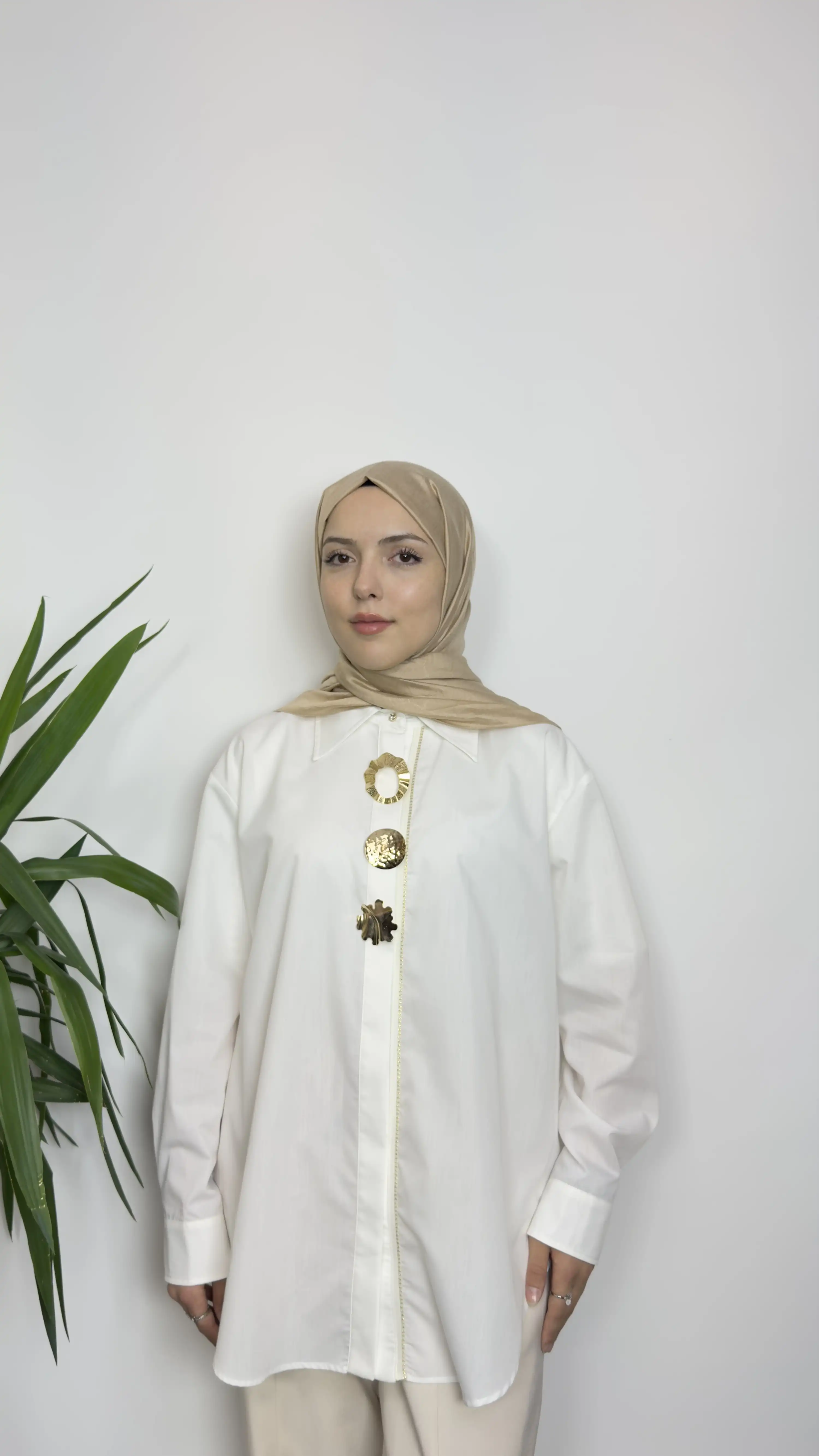 MY312 Ekru Renk Ön Aksesuarlı Gömlek