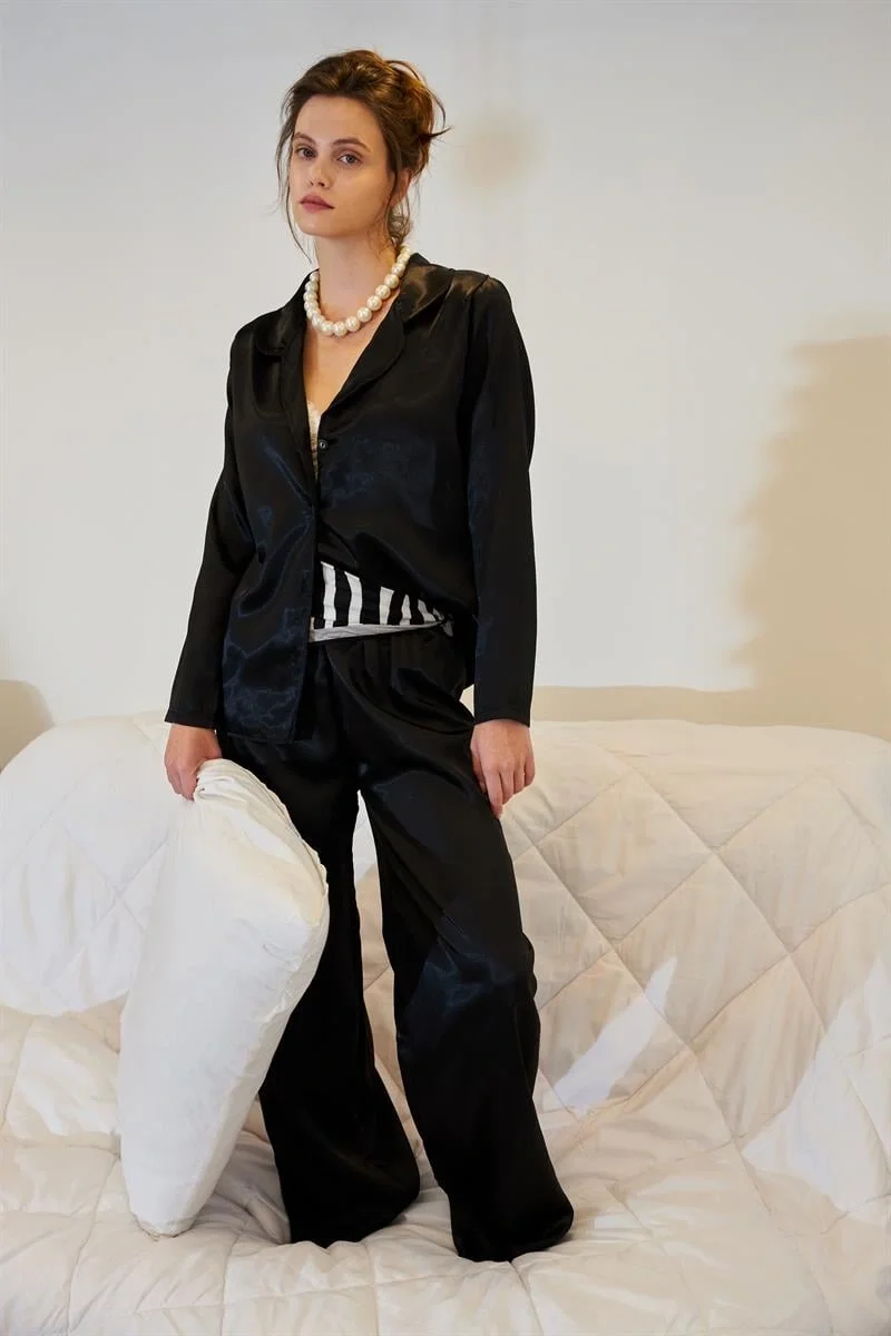 Kadın Siyah Oversize Saten Pijama Takımı – Rahat Kesim Şık Ev Giyim Seti