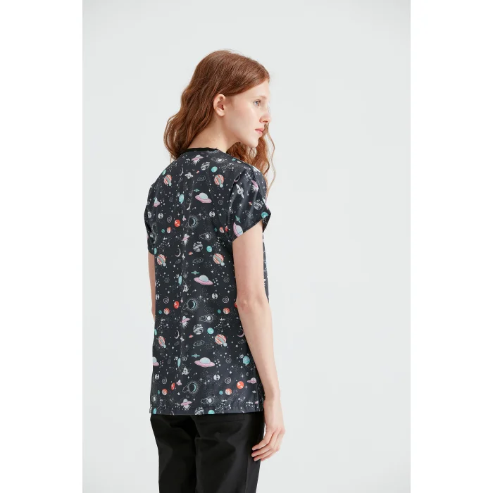 Gezegen Desenli Likralı Kumaş Cerrahi V Yaka Takım