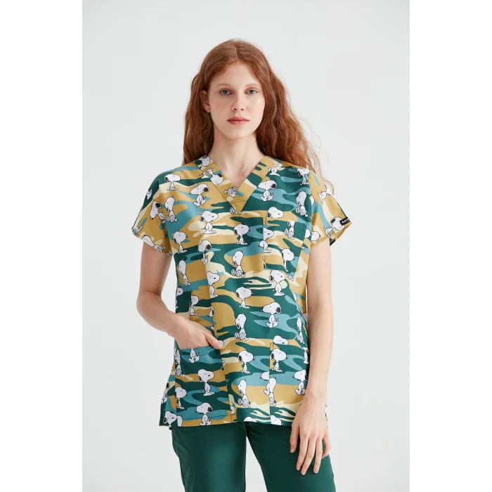 Terikoton Kumaş Renkli Snoopy Desenli Cerrahi Tek Üst Forma V Yaka