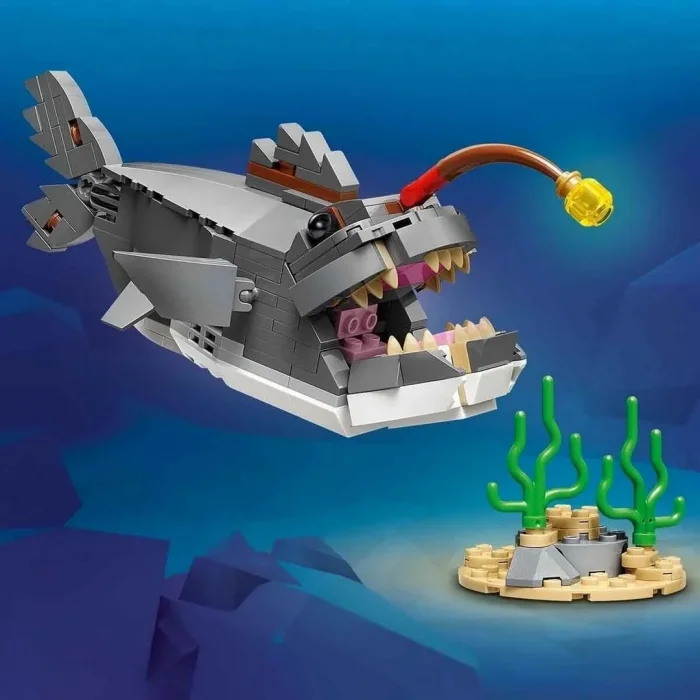 LEGO Creator Acımasız Köpek Balığı ile Hazine Sandığı 31381