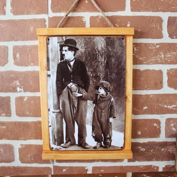 Rustik Ahşap Çerçeveli Vintage Metal Pano Charlie Chaplin 20x30
