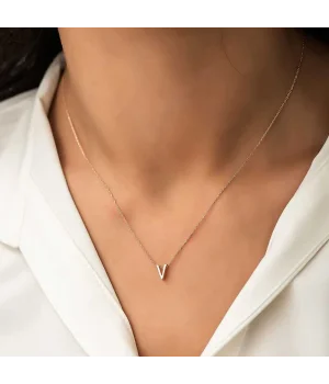 Gümüş Rose 3 Boyutlu V Harf Bayan Kolye